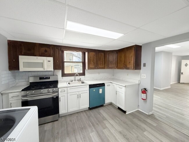 Building Photo - 65 Davis St