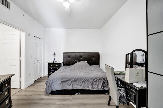 Building Photo - 533 NE 3rd Ave