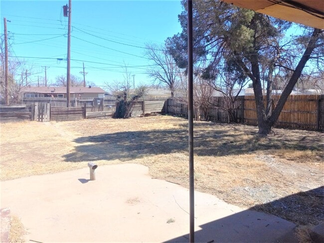 Building Photo - Handyman Special $0 First Month's Rent / “You fix, you SAVE BIG!!” Contact Mayshell for details: ...