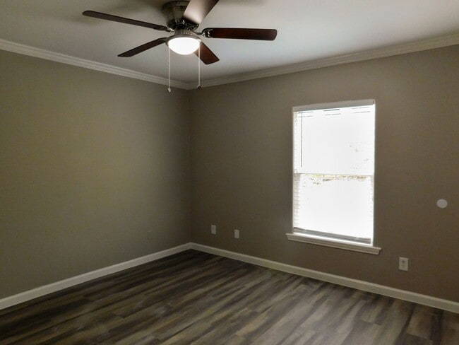 Building Photo - 152 Varsity Cir