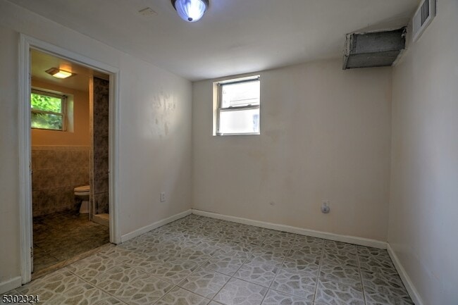 Building Photo - 173 Spruce St