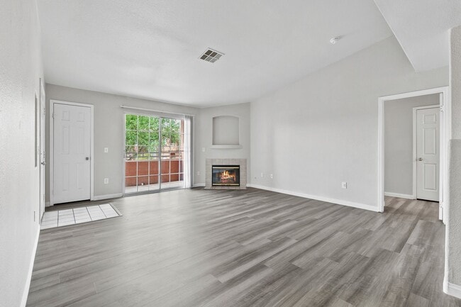 Building Photo - 2 Bedroom, 2 Bath Condo Near Nellis Air Fo...