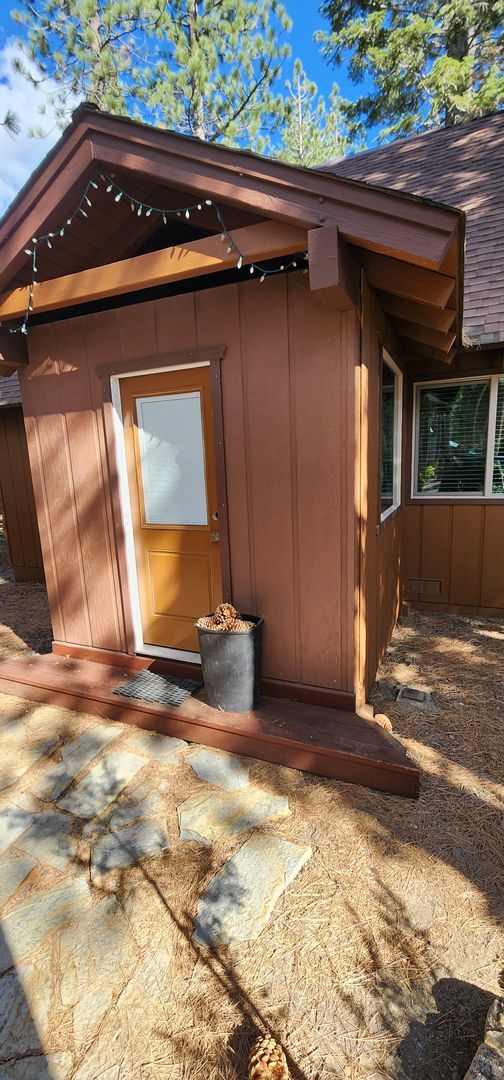 Building Photo - Unfurnished 4 Bed, 2 Bath with Garage.  Amazing Location on Dead-End Street with Forest Access!