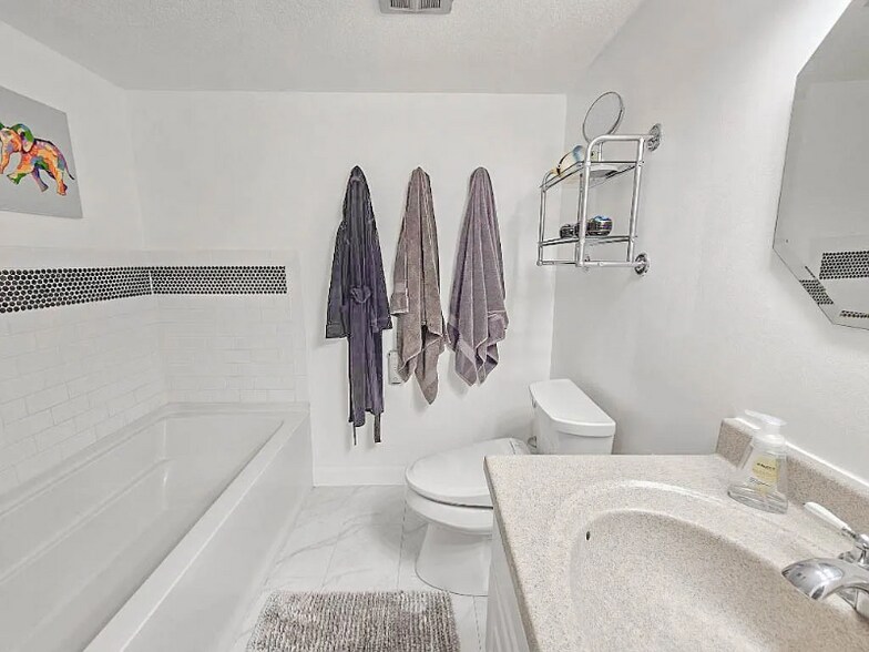 Building Photo - 9523 University Ave