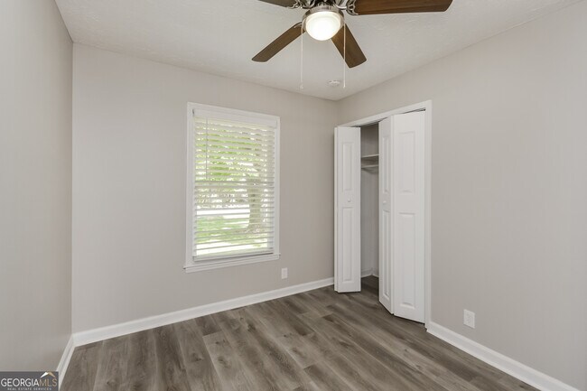 Building Photo - 883 Waterside Dr SE