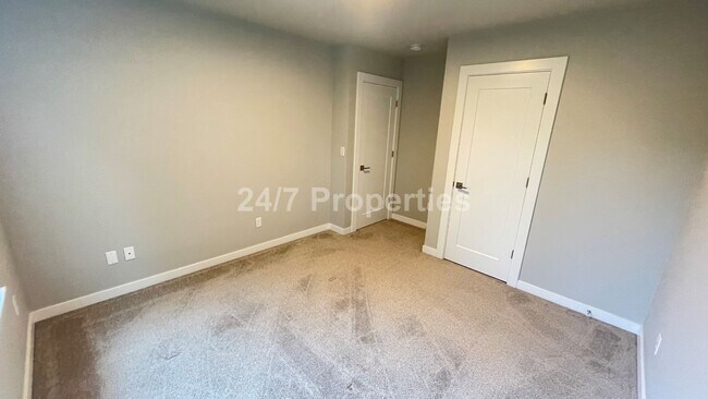 Building Photo - Modern and Stylish 3 BD | 3.5 BA Townhome ...