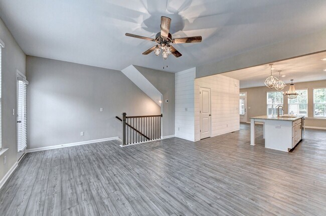 Building Photo - 4655 White St