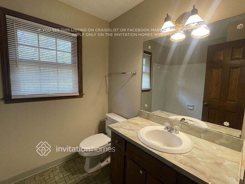 Building Photo - 5120 E Shore Dr SW