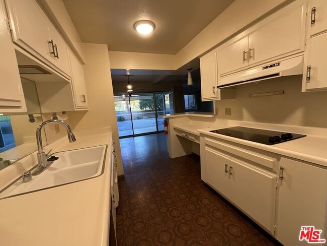 Building Photo - 46165 Burroweed Ln