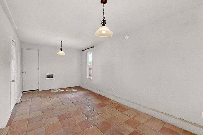 Building Photo - NE 3 bedroom 1 bath 1348/sf