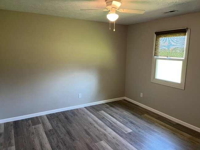 Building Photo - 644 Tamarach Dr