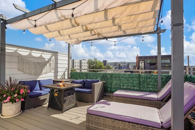 Primary Photo - 3213 W Conejos Pl