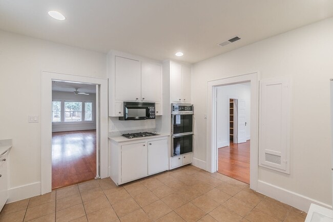 Building Photo - PRETTY HOME NORTH OF THE BRICKS in the CUL...