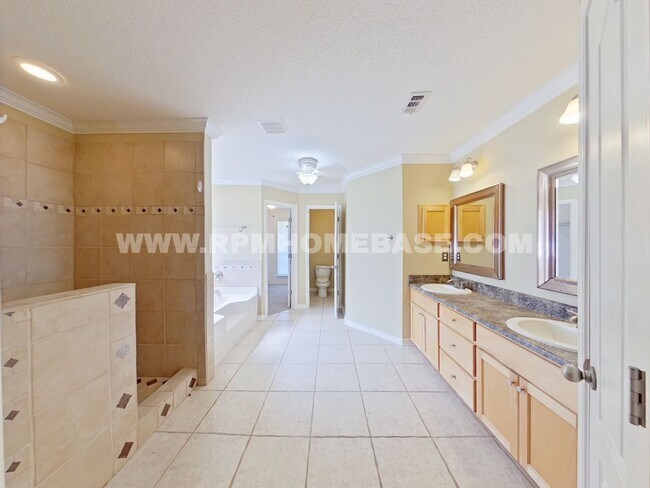 Building Photo - Beautiful Home with New Appliances in Quie...