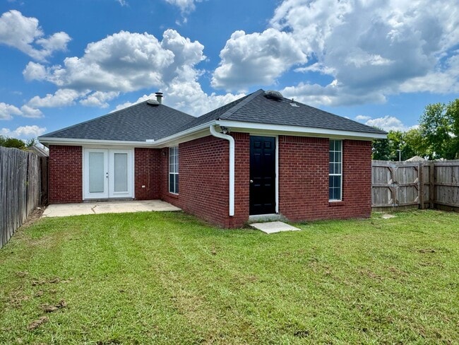 Building Photo - Charming 3-Bedroom Home on a Spacious Corn...