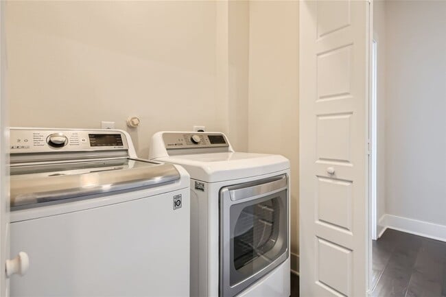 Building Photo - Stunning Multi level townhome in Mahncke Park for rent