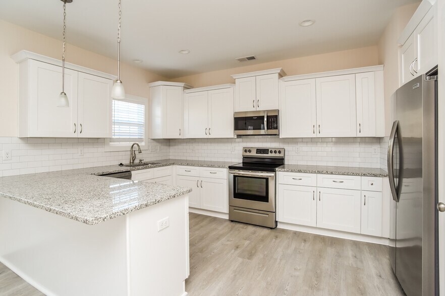 Building Photo - 608 E Texas Ave