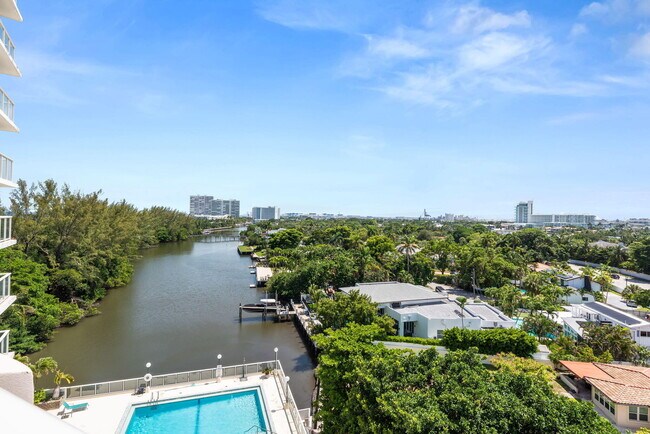 Building Photo - 3000 Holiday Dr