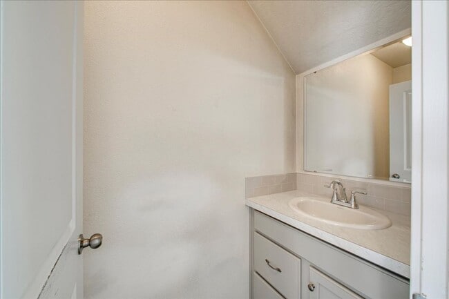 Building Photo - Townhome 2 bed / 2.5 bath in Boise!
