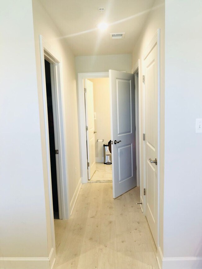 Building Photo - Newly Built Townhome with Tons of Space an...