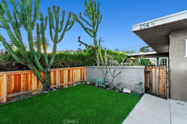 Building Photo - 256 1/2 Avenida Madrid Unit B