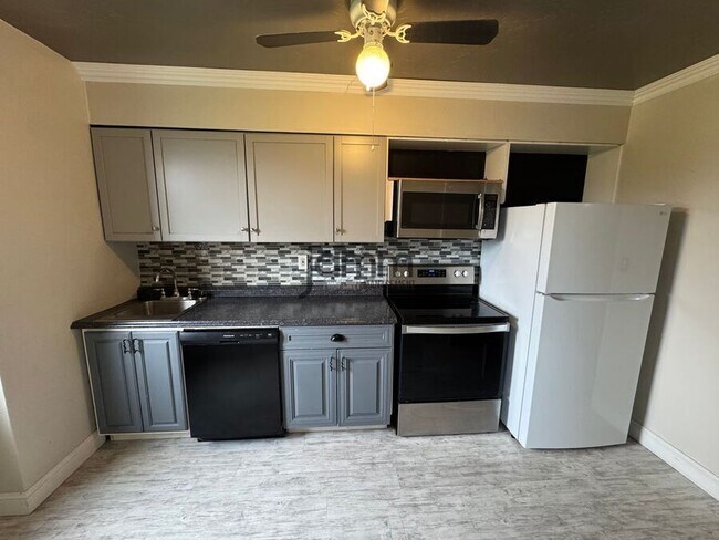 Building Photo - 11820 Edgewater Dr