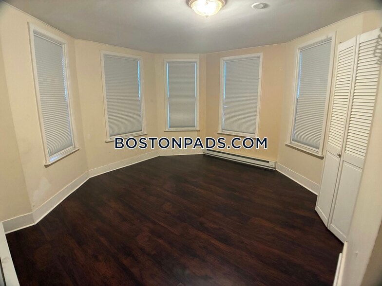 Building Photo - 739 Parker St