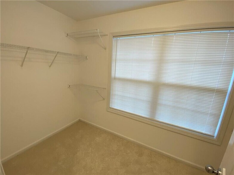 Building Photo - 1551 Park Knoll Trail NE