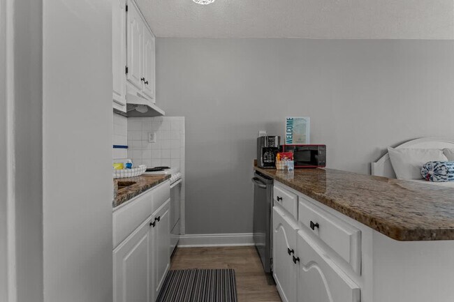 Building Photo - 8817 S Thomas Dr