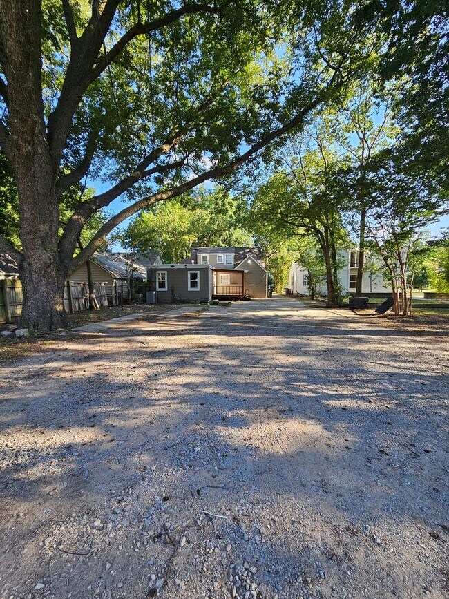 Building Photo - (4) Bed, (3) Bath with (2) Living Areas Avail NOW! Short-Term Lease Avail!