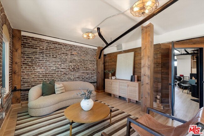 Building Photo - 2700 Glendower Ave