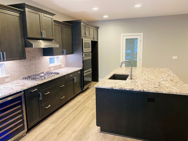 Building Photo - Gorgeous Newer Home!