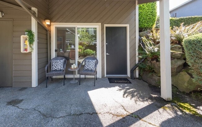 Building Photo - Waterfront Studio Kirkland Available for R...