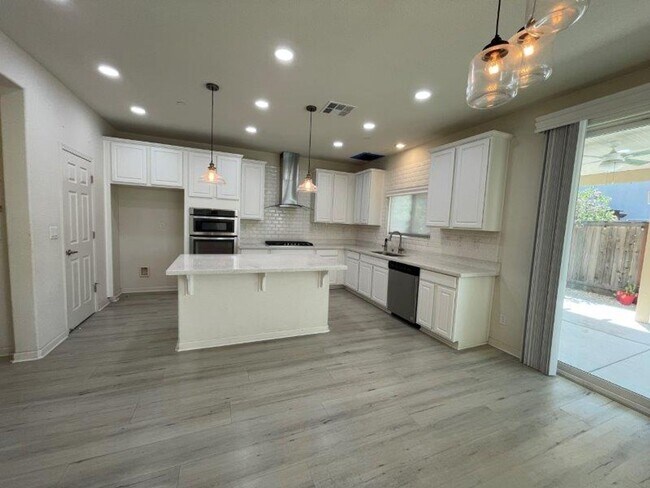 Building Photo - Gorgeous 4 Bed Located in Great Gated Community