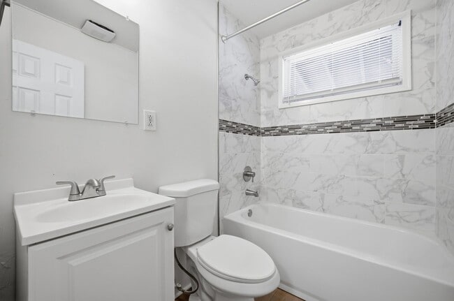 Building Photo - Three Bedroom House