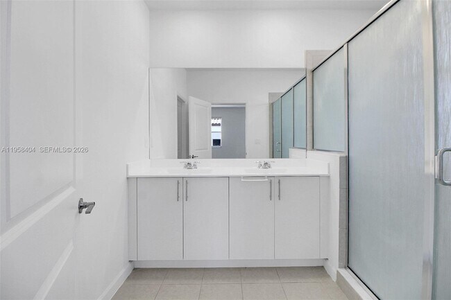 Building Photo - 879 SE 26th Ter