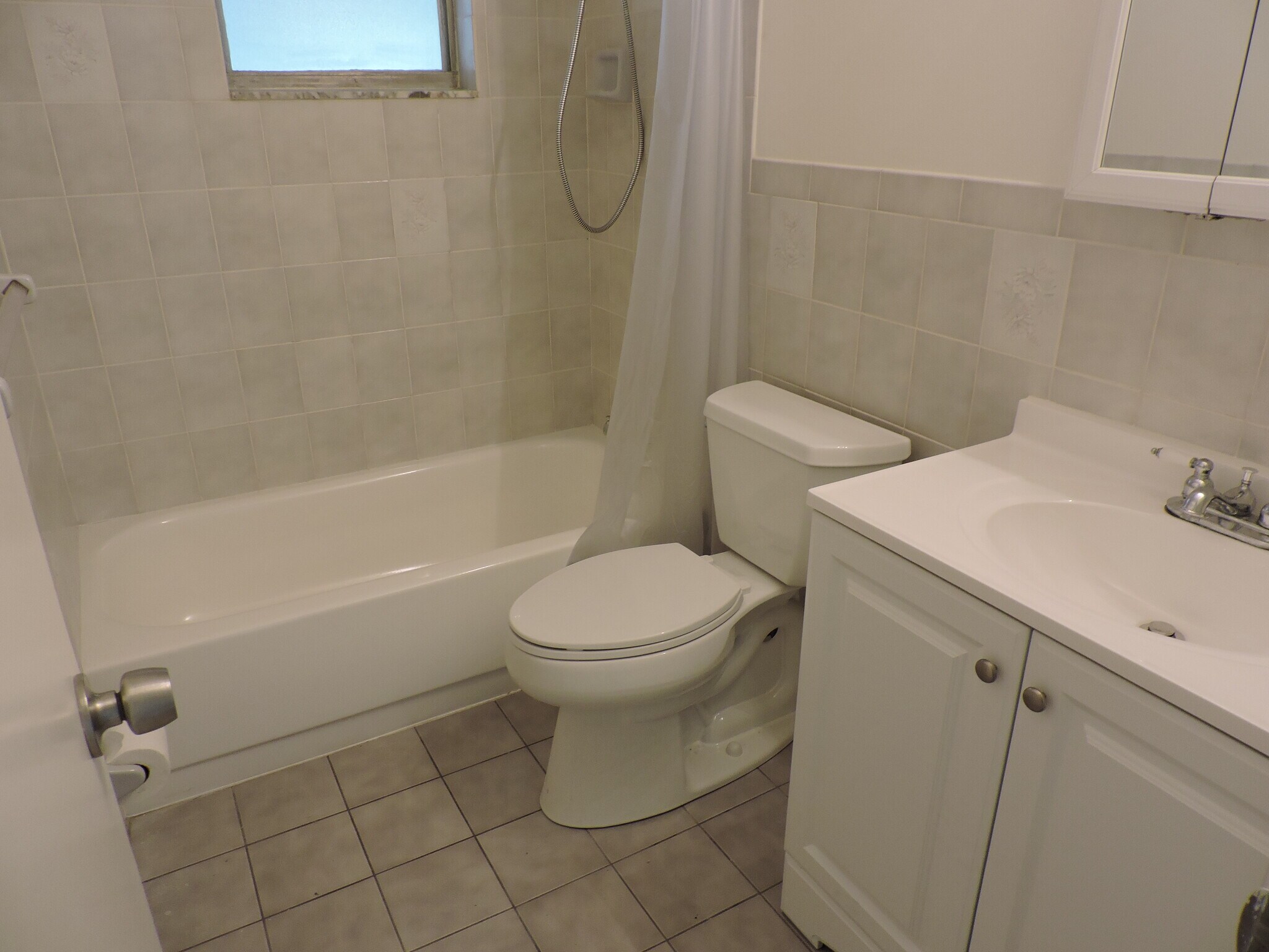 full bathroom with tub/shower - 9046 SE Parkway Dr