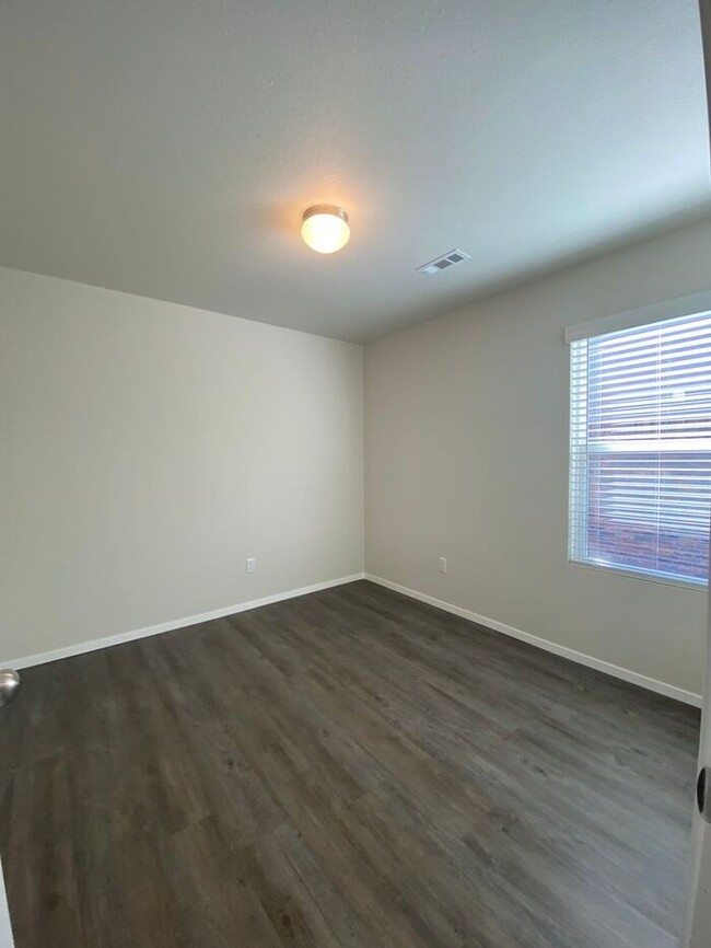 Building Photo - Three Bedroom | Two Bathroom Home in New C...