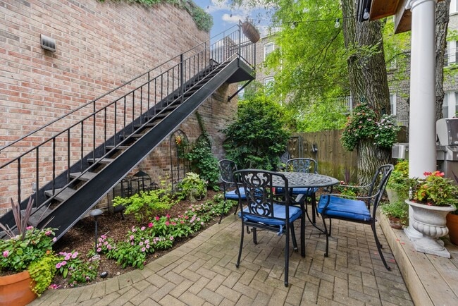 Building Photo - 1925 N Bissell St