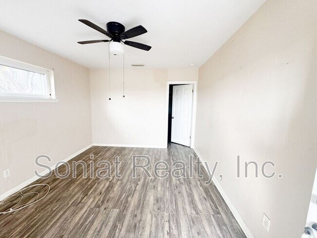 Building Photo - 423 S Murat St