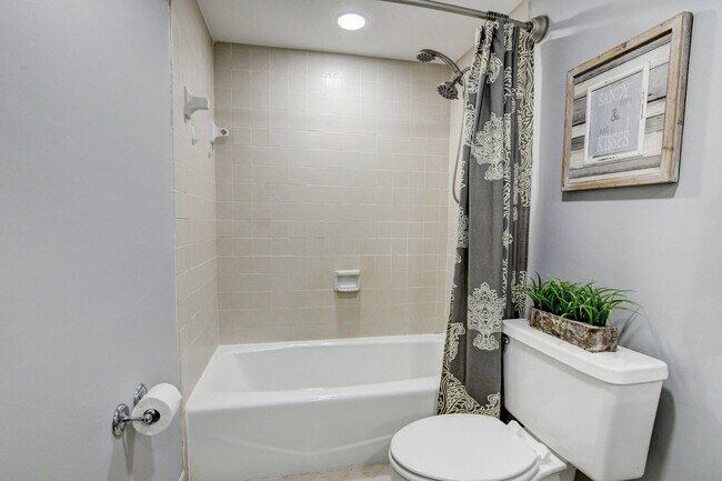 Building Photo - 20 Via Lago