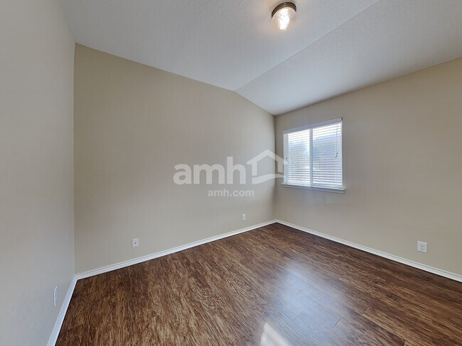 Building Photo - 2135 Wiltshire Dr