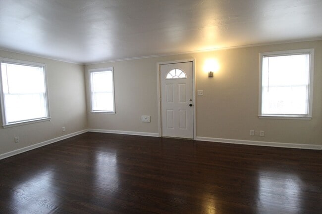 Building Photo - January 2025 FREE On This One Bedroom Duplex in North Kansas City