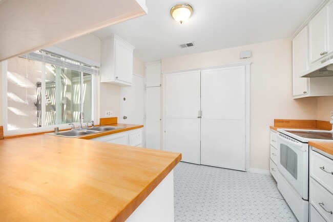 Building Photo - Spacious 4 Bedroom Townhouse in the Heart of Mira Mesa!