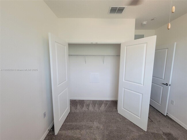 Building Photo - 8271 Tanager Sq