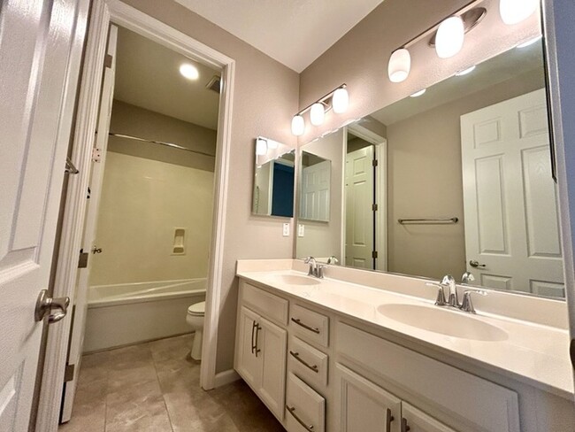 Building Photo - Beautiful 3 Bedroom 2.5 Bathroom in Gated ...