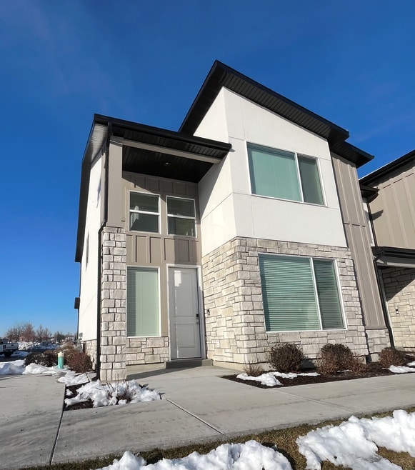 Building Photo - 460 E 25 N