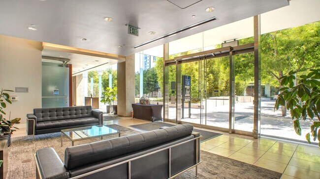 Building Photo - 250 King St