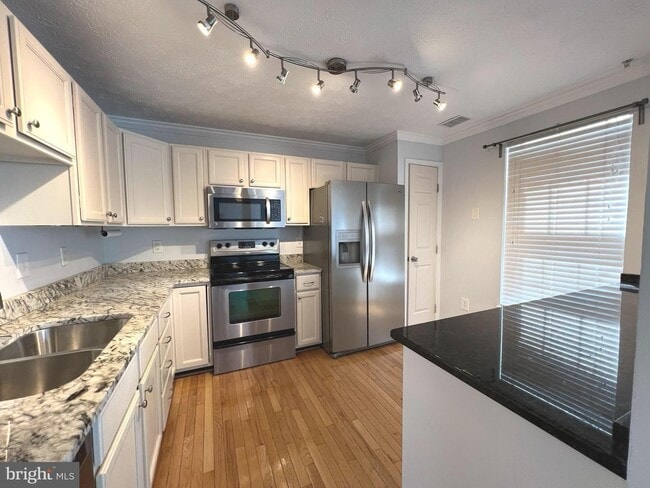Building Photo - Beautiful 2bd 2bth mid level condo featuri...