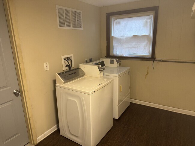 Building Photo - 15214 Woodlawn Ave